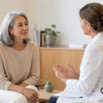 Mujer adulta hablando con una profesional sanitaria sobre síntomas íntimos durante la menopausia.